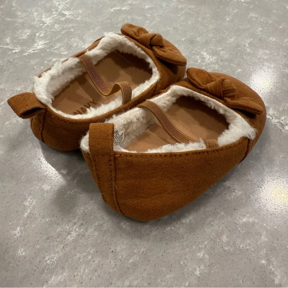 Old Navy Tan Faux Fur Lined Bow Slippers 3-6M EUC
